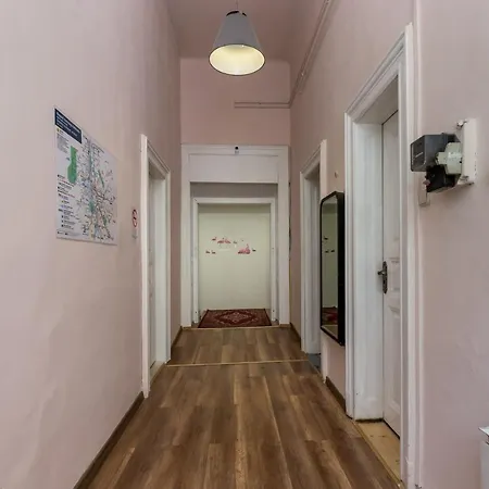 Three Cats 招待所 3*